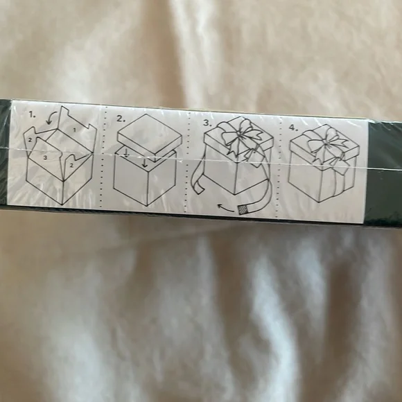 Christmas Gift Box Set - Includes Gift Box With Lid, Note Card & Ribbon - Picture 5 of 7